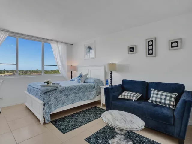 2-bedroom condo for rent in Miami Beach - 5005 Collins Ave 707 - MondialRealty