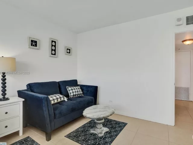2-bedroom condo for rent in Miami Beach - 5005 Collins Ave 707 - MondialRealty