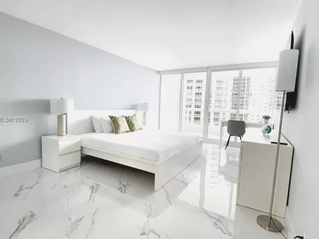 1-bedroom condo for rent in Miami - 1717 N Bayshore Dr A-1950 - MondialRealty