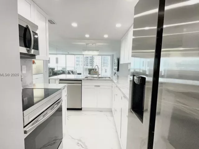 1-bedroom condo for rent in Miami - 1717 N Bayshore Dr A-1950 - MondialRealty
