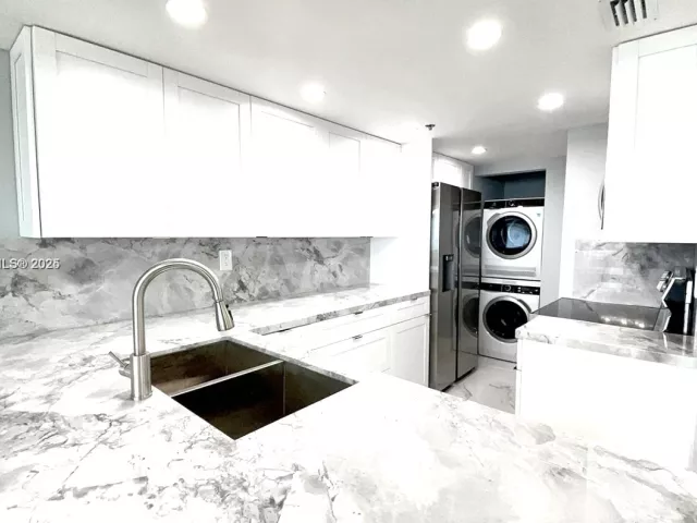 1-bedroom condo for rent in Miami - 1717 N Bayshore Dr A-1950 - MondialRealty