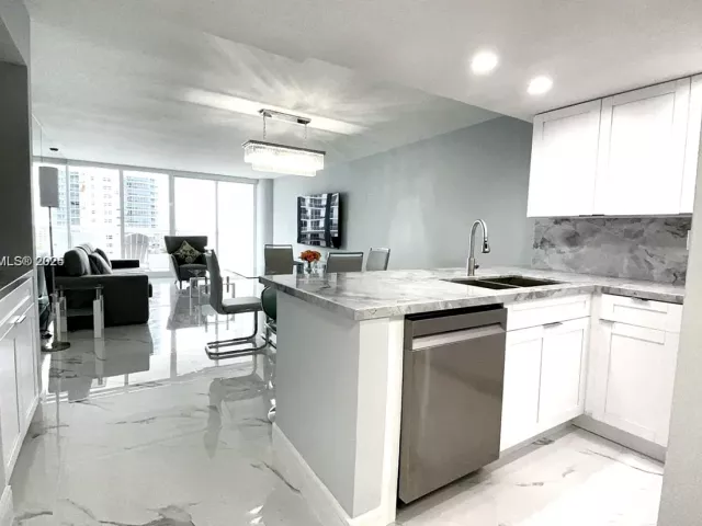 1-bedroom condo for rent in Miami - 1717 N Bayshore Dr A-1950 - MondialRealty
