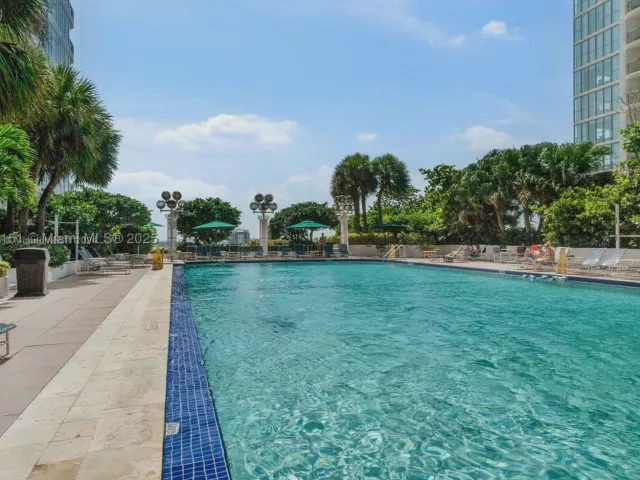 1-bedroom condo for rent in Miami - 1717 N Bayshore Dr A-1950 - MondialRealty