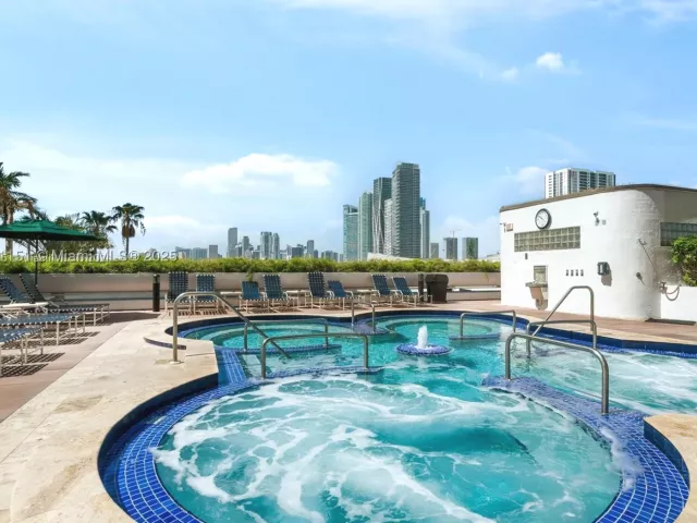 1-bedroom condo for rent in Miami - 1717 N Bayshore Dr A-1950 - MondialRealty