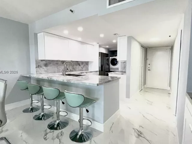 1-bedroom condo for rent in Miami - 1717 N Bayshore Dr A-1950 - MondialRealty