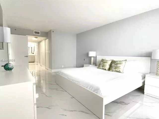1-bedroom condo for rent in Miami - 1717 N Bayshore Dr A-1950 - MondialRealty