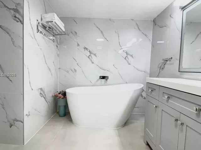 1-bedroom condo for rent in Miami - 1717 N Bayshore Dr A-1950 - MondialRealty