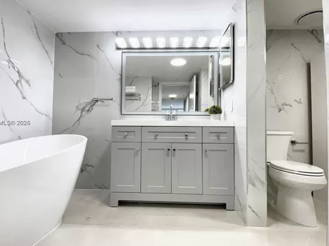 1-bedroom condo for rent in Miami - 1717 N Bayshore Dr A-1950 - MondialRealty