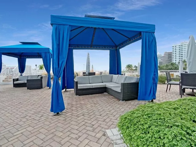 1-bedroom condo for rent in Miami Beach - 5401 Collins Ave 931 - MondialRealty