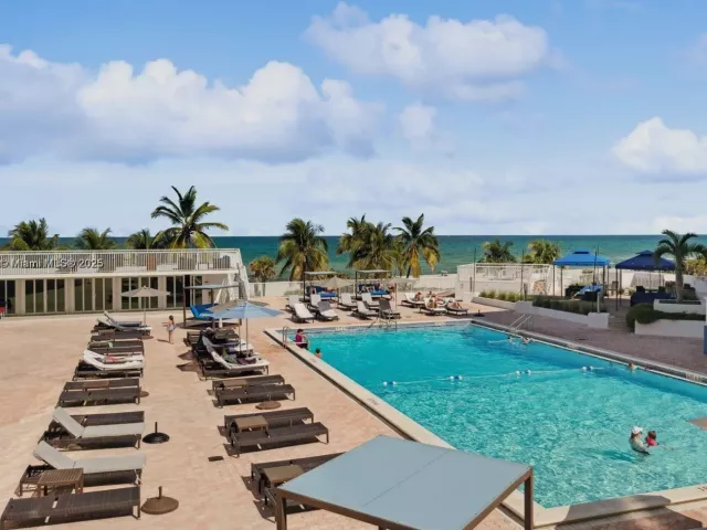 1-bedroom condo for rent in Miami Beach - 5401 Collins Ave 931 - MondialRealty