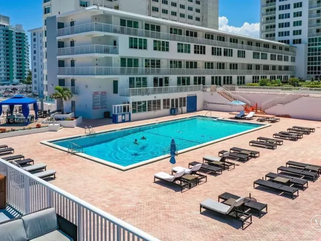1-bedroom condo for rent in Miami Beach - 5401 Collins Ave 931 - MondialRealty