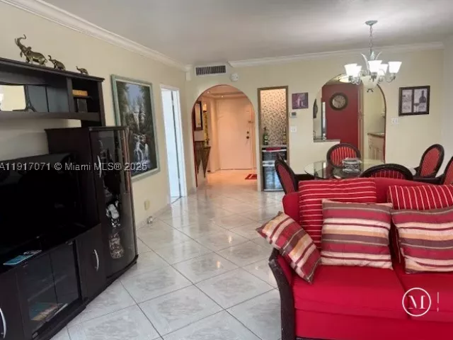 1-bedroom condo for rent in Miami Beach - 5401 Collins Ave 931 - MondialRealty