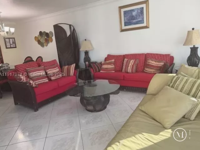1-bedroom condo for rent in Miami Beach - 5401 Collins Ave 931 - MondialRealty