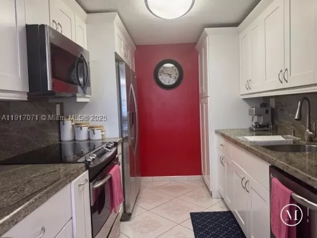 1-bedroom condo for rent in Miami Beach - 5401 Collins Ave 931 - MondialRealty
