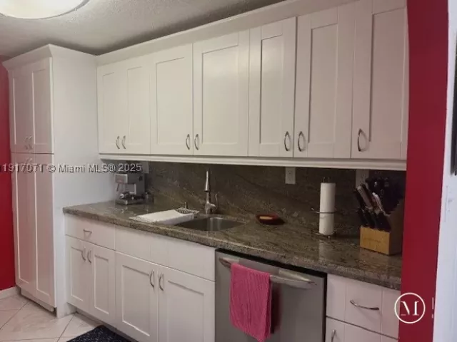 1-bedroom condo for rent in Miami Beach - 5401 Collins Ave 931 - MondialRealty