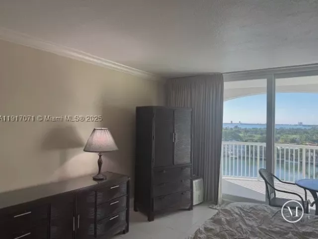 1-bedroom condo for rent in Miami Beach - 5401 Collins Ave 931 - MondialRealty