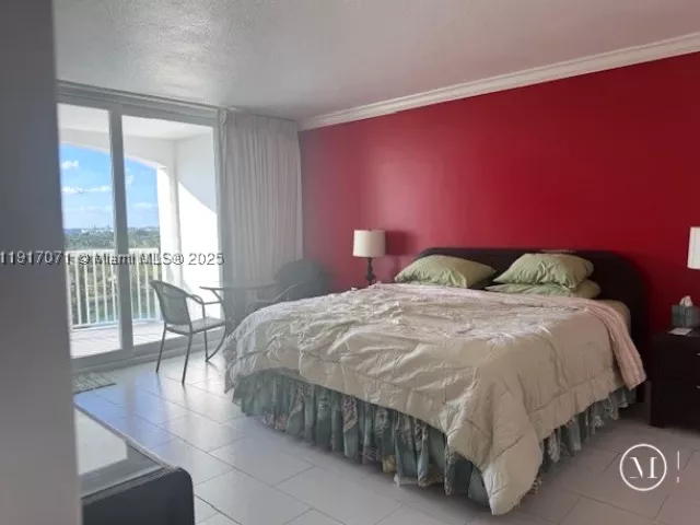 1-bedroom condo for rent in Miami Beach - 5401 Collins Ave 931 - MondialRealty