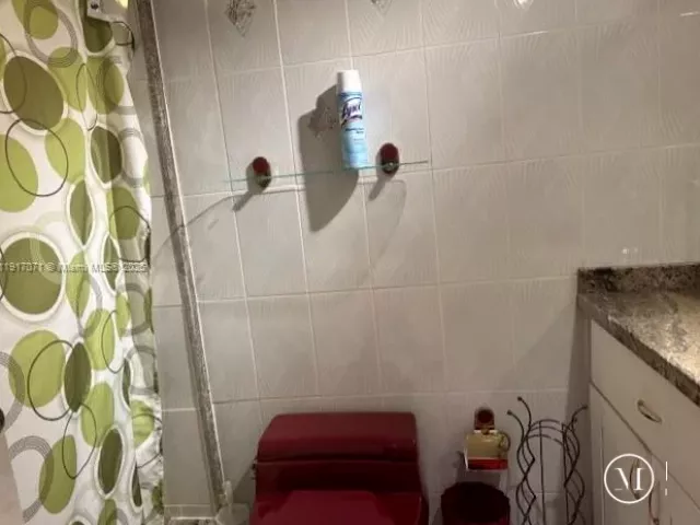 1-bedroom condo for rent in Miami Beach - 5401 Collins Ave 931 - MondialRealty