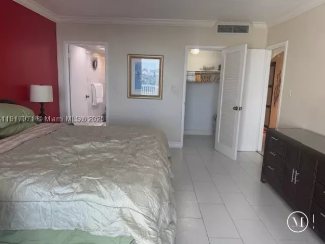 1-bedroom condo for rent in Miami Beach - 5401 Collins Ave 931 - MondialRealty