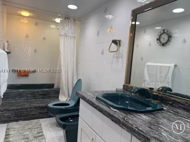 1-bedroom condo for rent in Miami Beach - 5401 Collins Ave 931 - MondialRealty