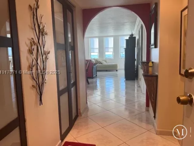 1-bedroom condo for rent in Miami Beach - 5401 Collins Ave 931 - MondialRealty