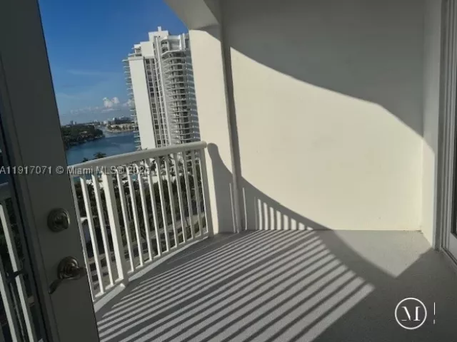 1-bedroom condo for rent in Miami Beach - 5401 Collins Ave 931 - MondialRealty