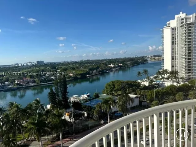 1-bedroom condo for rent in Miami Beach - 5401 Collins Ave 931 - MondialRealty