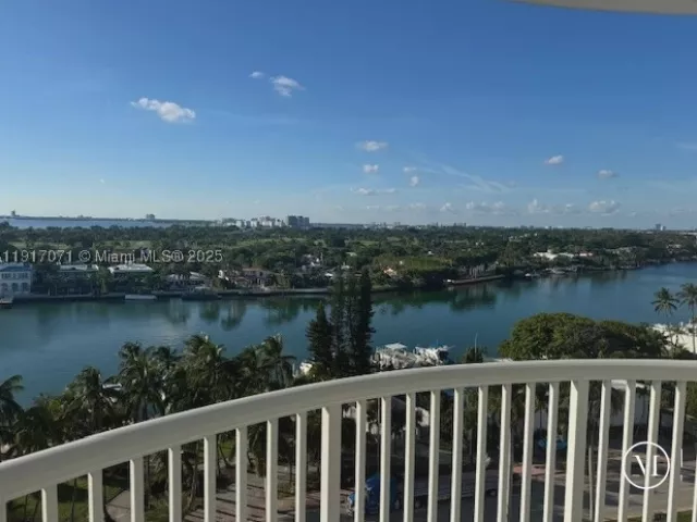 1-bedroom condo for rent in Miami Beach - 5401 Collins Ave 931 - MondialRealty