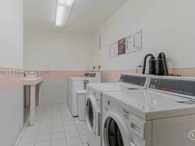 1-bedroom condo for rent in Miami Beach - 5401 Collins Ave 931 - MondialRealty