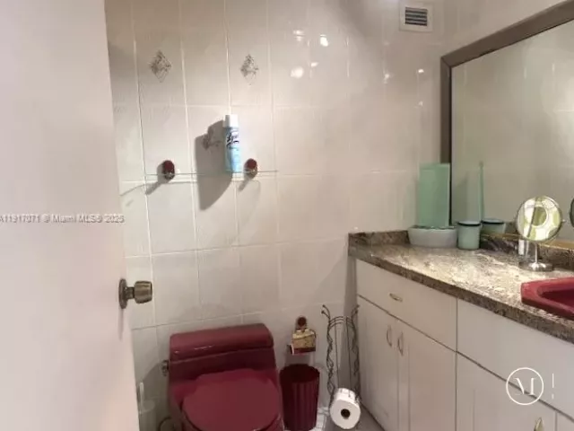 1-bedroom condo for rent in Miami Beach - 5401 Collins Ave 931 - MondialRealty