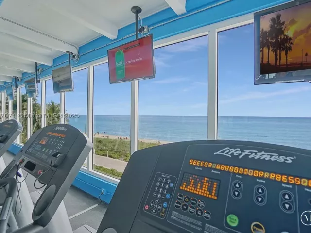 1-bedroom condo for rent in Miami Beach - 5401 Collins Ave 931 - MondialRealty