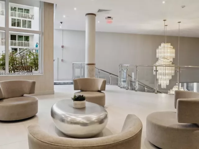 1-bedroom condo for rent in Miami Beach - 5401 Collins Ave 931 - MondialRealty