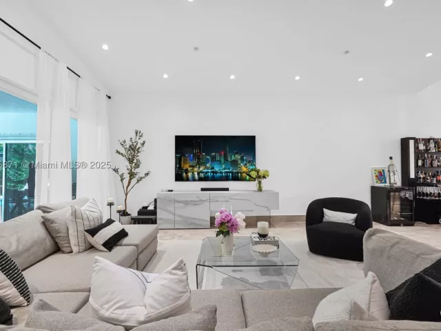 3-bedroom home for sale in Bal Harbour - 145 Bal Bay Dr - MondialRealty