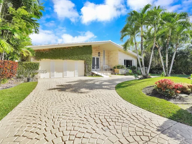 3-bedroom home for sale in Bal Harbour - 145 Bal Bay Dr - MondialRealty