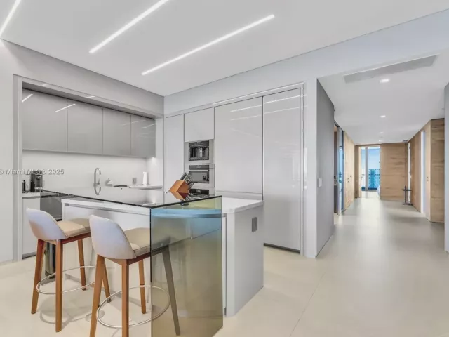 4-bedroom condo for sale in Sunny Isles Beach - 18975 Collins Ave 1002 - MondialRealty
