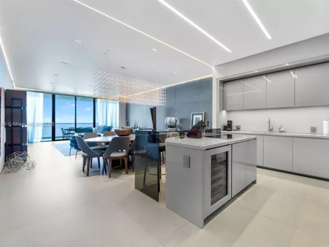 4-bedroom condo for sale in Sunny Isles Beach - 18975 Collins Ave 1002 - MondialRealty
