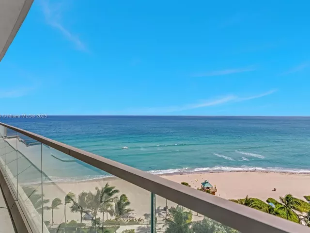 4-bedroom condo for sale in Sunny Isles Beach - 18975 Collins Ave 1002 - MondialRealty