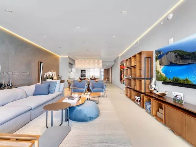 4-bedroom condo for sale in Sunny Isles Beach - 18975 Collins Ave 1002 - MondialRealty