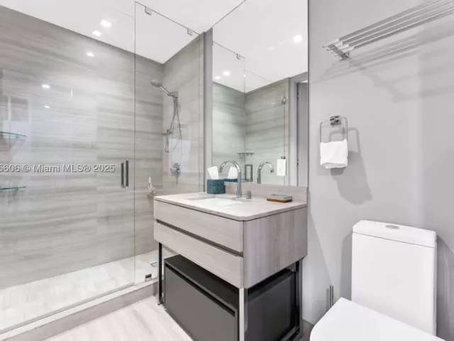 4-bedroom condo for sale in Sunny Isles Beach - 18975 Collins Ave 1002 - MondialRealty