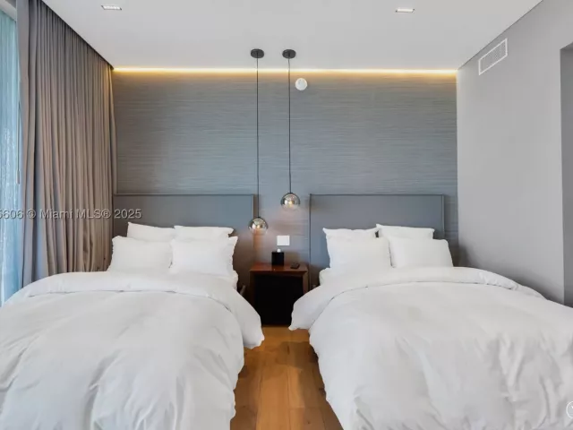 4-bedroom condo for sale in Sunny Isles Beach - 18975 Collins Ave 1002 - MondialRealty