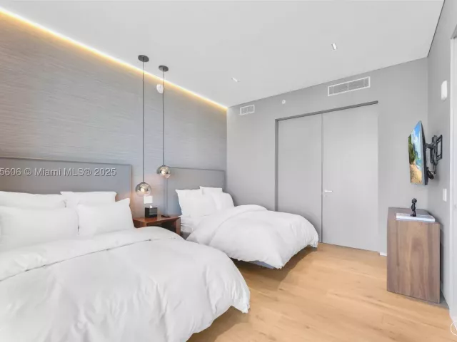 4-bedroom condo for sale in Sunny Isles Beach - 18975 Collins Ave 1002 - MondialRealty
