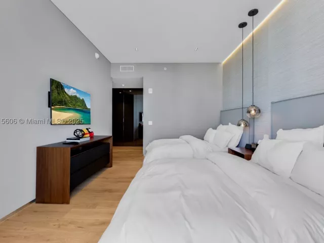 4-bedroom condo for sale in Sunny Isles Beach - 18975 Collins Ave 1002 - MondialRealty