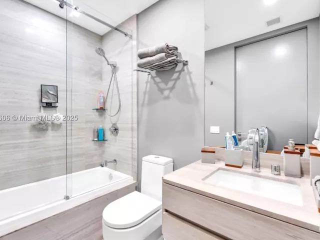 4-bedroom condo for sale in Sunny Isles Beach - 18975 Collins Ave 1002 - MondialRealty