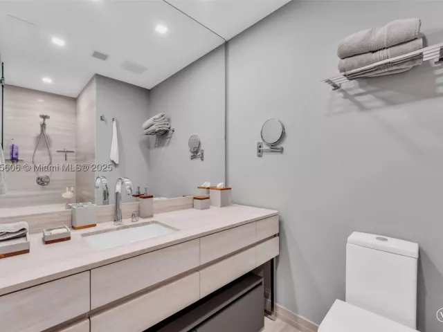 4-bedroom condo for sale in Sunny Isles Beach - 18975 Collins Ave 1002 - MondialRealty