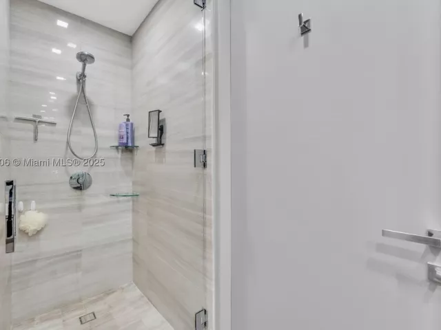 4-bedroom condo for sale in Sunny Isles Beach - 18975 Collins Ave 1002 - MondialRealty