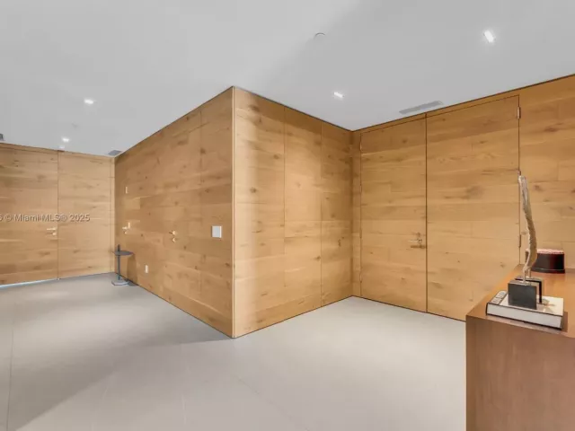 4-bedroom condo for sale in Sunny Isles Beach - 18975 Collins Ave 1002 - MondialRealty