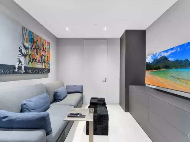 4-bedroom condo for sale in Sunny Isles Beach - 18975 Collins Ave 1002 - MondialRealty