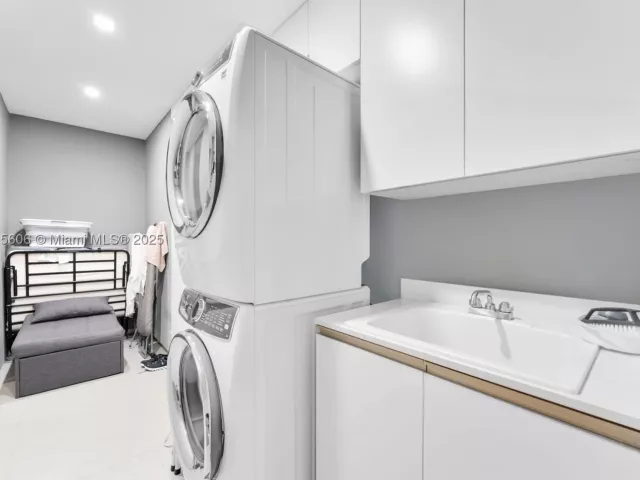 4-bedroom condo for sale in Sunny Isles Beach - 18975 Collins Ave 1002 - MondialRealty