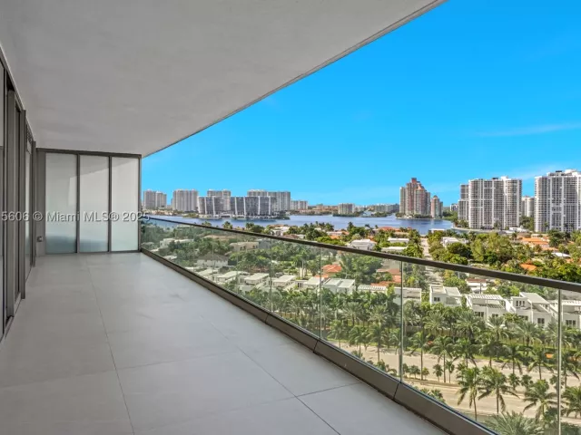 4-bedroom condo for sale in Sunny Isles Beach - 18975 Collins Ave 1002 - MondialRealty