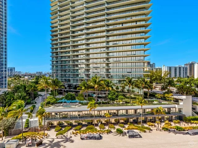 4-bedroom condo for sale in Sunny Isles Beach - 18975 Collins Ave 1002 - MondialRealty